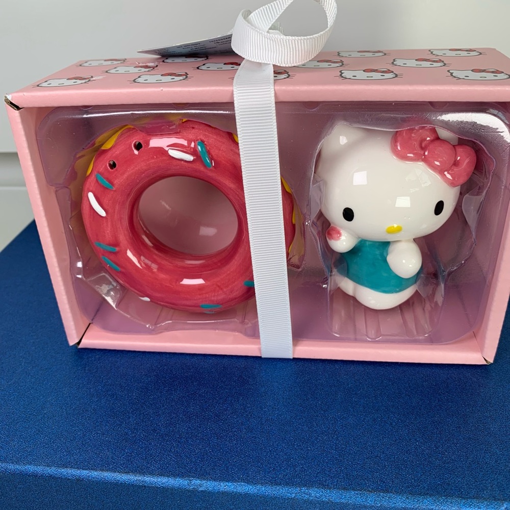 HELLO KITTY w/ DONUT float Ceramic Salt & Pepper Shakers NEW In Box Collectible